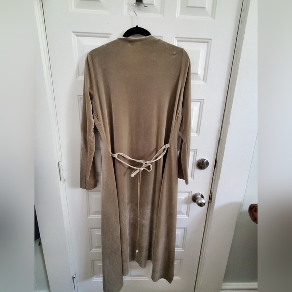 Boohoo Velvet Duster - Picture 2 of 3